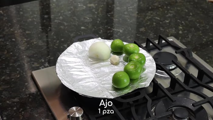 Colocar los chiles tatemados en un recipiente grande con 2 tazas de agua y dejar hidratar por 10 minutos.