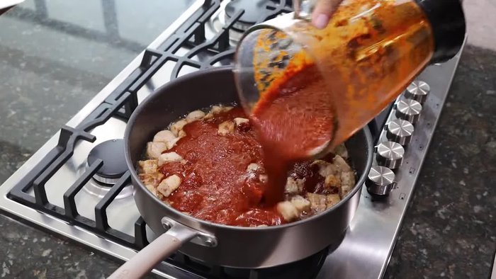 Tatemar los tomatillos, media cebolla, un diente de ajo, 4 chiles anchos (sin venas ni semillas) y 6 chiles guajillo (sin venas ni semillas).