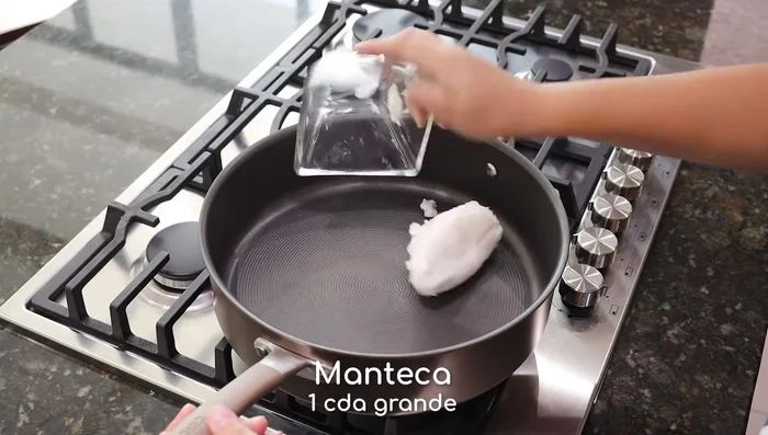 En una cacerola, derretir una cucharada grande de manteca de cerdo a fuego alto.