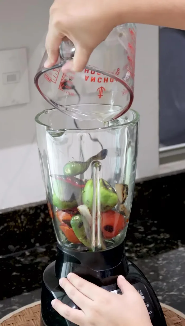Licuar los ingredientes asados del comal con un puñado de sal y un chorrito de agua.