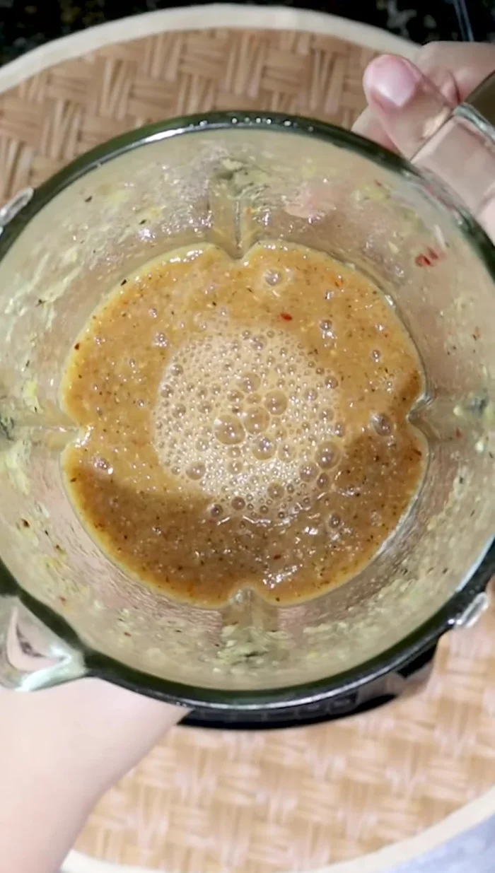 Agregar la salsa licuada a la olla con las carnitas.