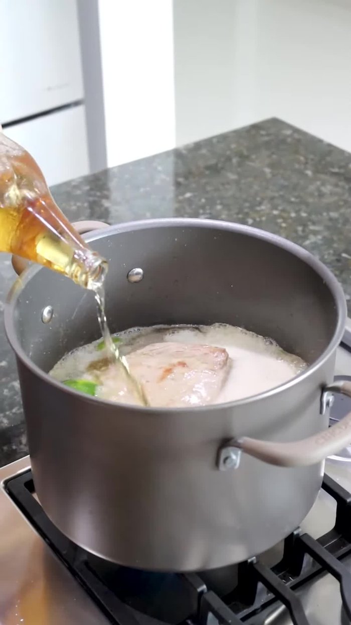 En la licuadora, agregar 4 dientes de ajo pelados, una rodaja grande de cebolla, y sal al gusto. Agregar una taza de agua, tapar y licuar hasta obtener una mezcla homogénea.