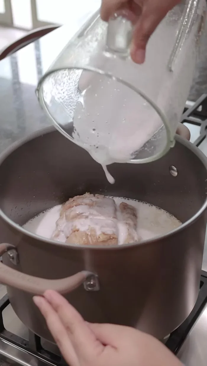 Agregar la mezcla licuada del paso 1 a la olla con la carne.