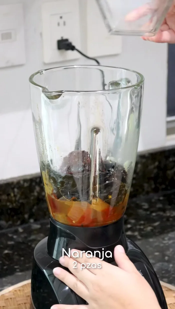 Licuar la mezcla anterior con el jugo de dos naranjas, sal y una taza de agua.