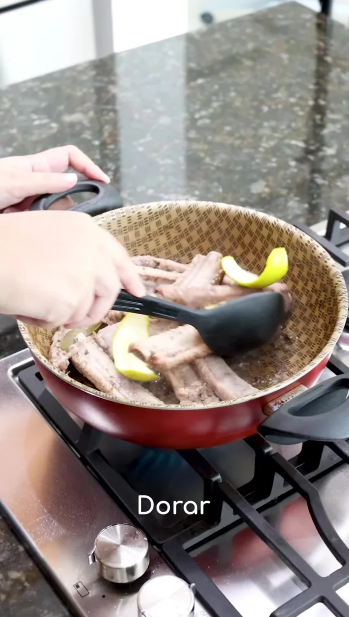 Agregar cáscara de naranja a las costillas y cocinar hasta que estén doradas.