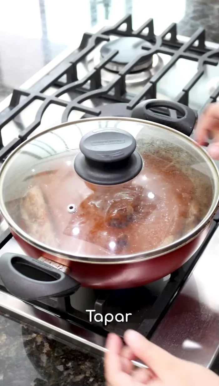 Agregar el adobo a las costillas y cocinar.