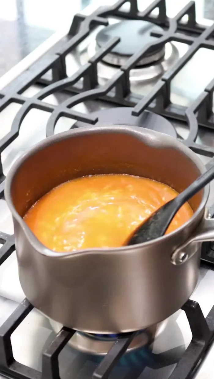 Agregar la mezcla de tomate al arroz, tapar y cocer por 20 minutos.