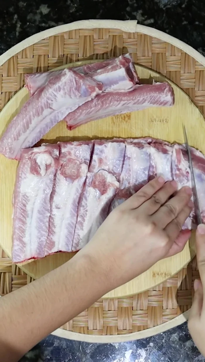 Cortar el costillar en piezas delgadas.
