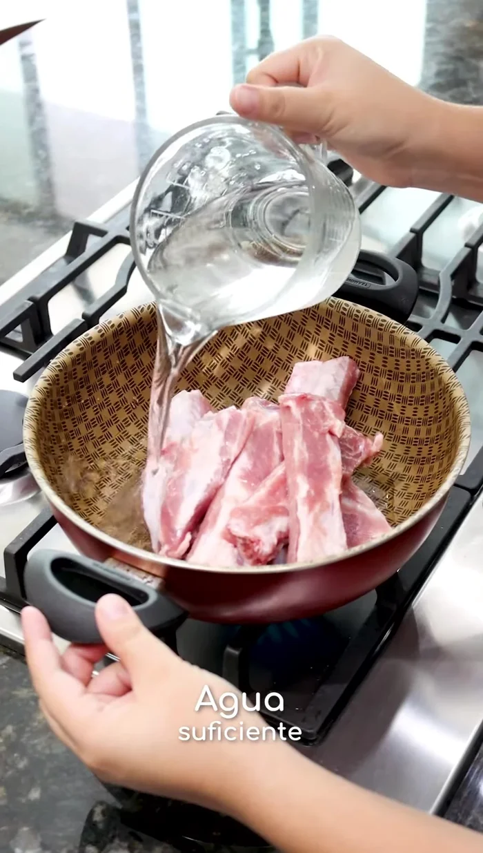 Cocer las costillas en una sartén con agua, laurel y sal.