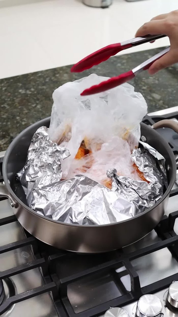 Poner a cocer 8 tomatillos, 3 chiles verdes y 8 chiles guajillo (sin venas ni semillas) en suficiente agua hasta que se cubran. Cocer a fuego medio por 10 minutos.