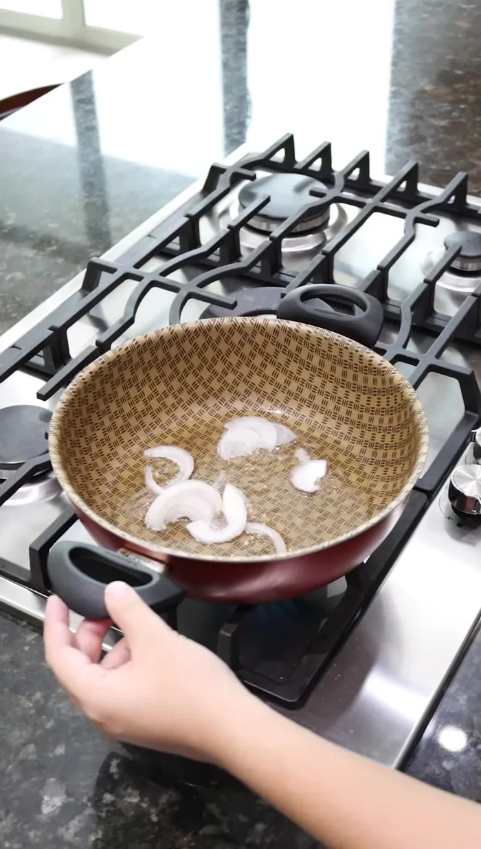 Sofreír cebolla en aceite caliente hasta que esté dorada.