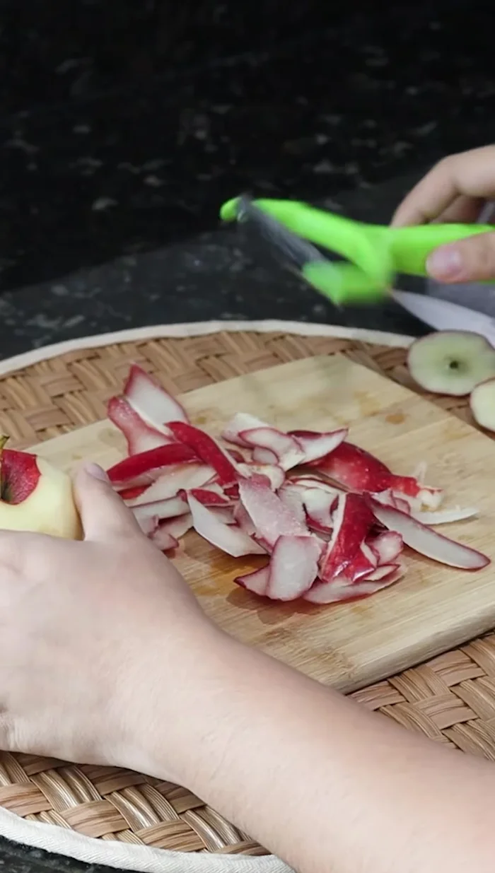 Guarda las cáscaras de las manzanas en un recipiente grande.
