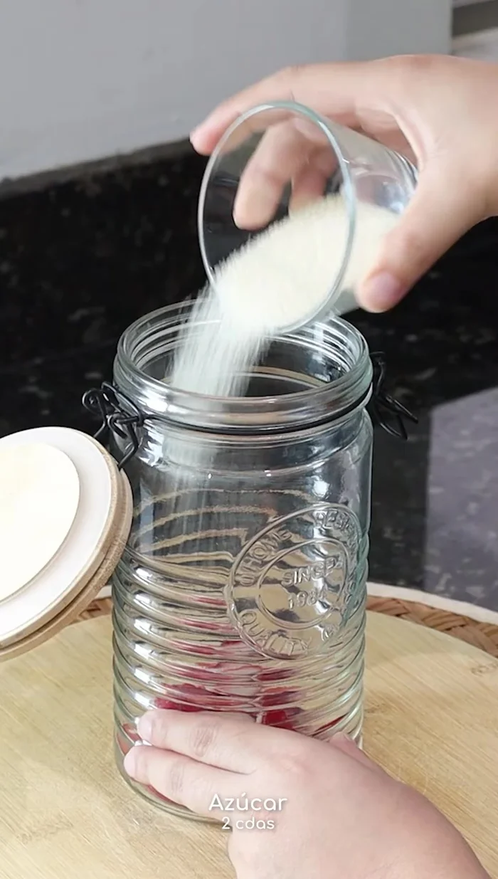 Mezcla bien todos los ingredientes hasta que el azúcar se disuelva.