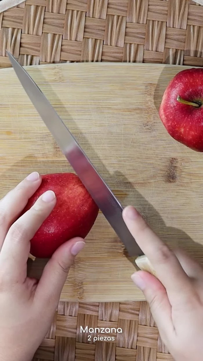 Quita las puntas de las manzanas y pela las dos manzanas completamente.