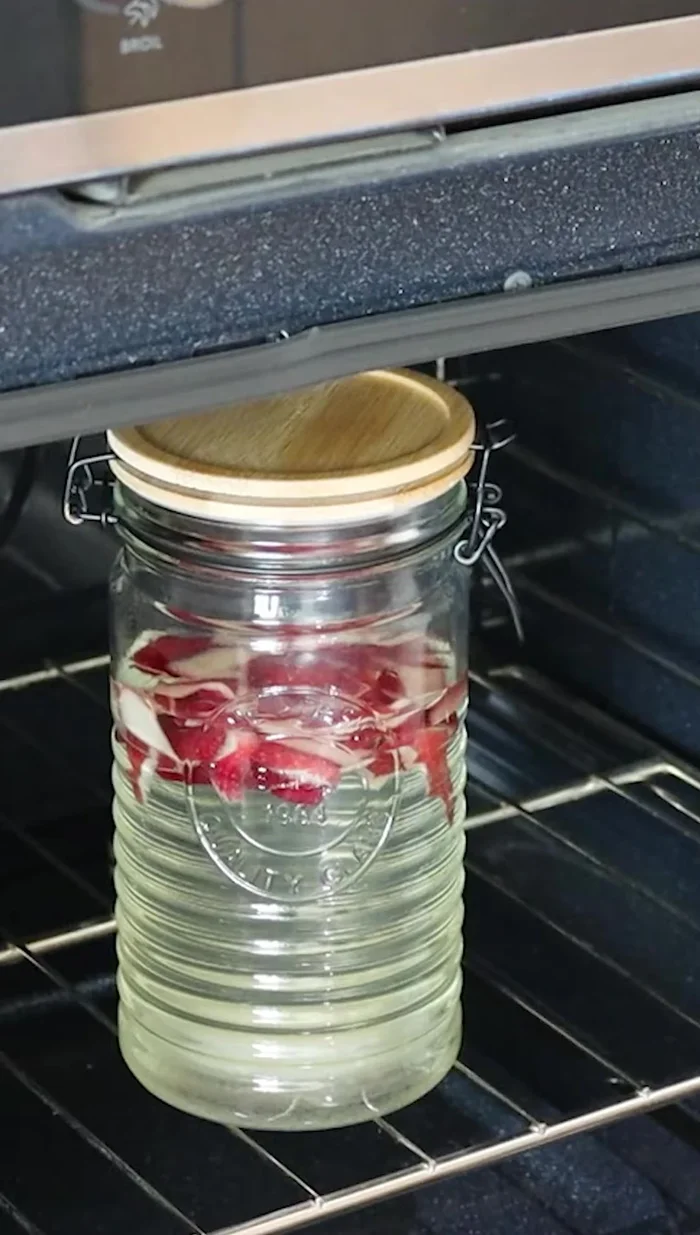 Deja fermentar por 20 días. Luego, deja fermentar por otros 10 días hasta que la mezcla tenga un color oscuro y burbujas.