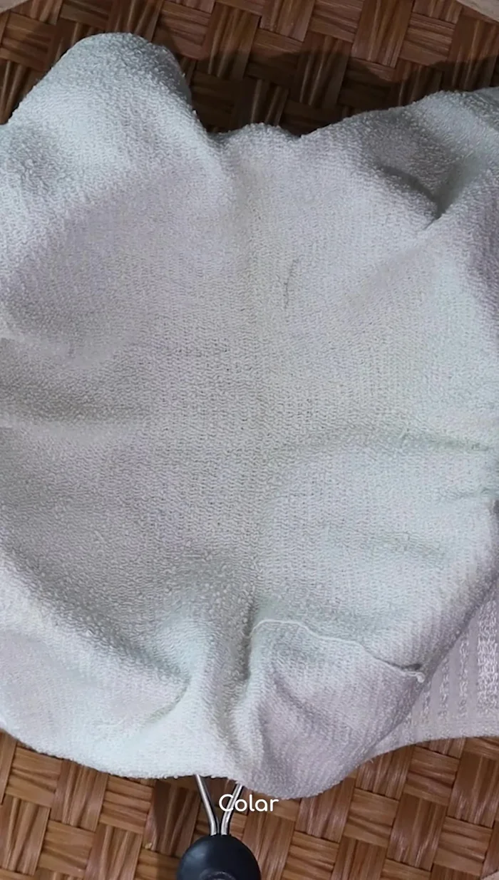 Coloca un colador sobre un recipiente grande, cubre con una mantita y filtra la mezcla para eliminar las cáscaras y residuos.