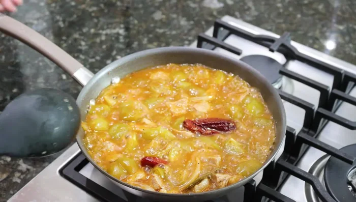 Retirar el arroz y el guiso de cerdo del fuego. Servir y disfrutar.