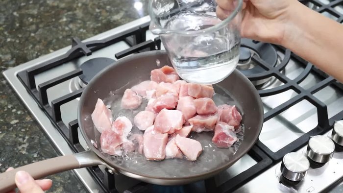 Agregar 2 hojas de laurel, comino en polvo, pimienta negra molida y sal al gusto. Tapar y cocinar hasta que el agua se consuma.