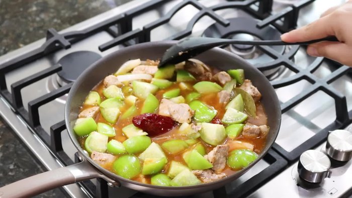 Agregar 500g de carne de cerdo a una sartén. Verter agua hasta cubrirla.