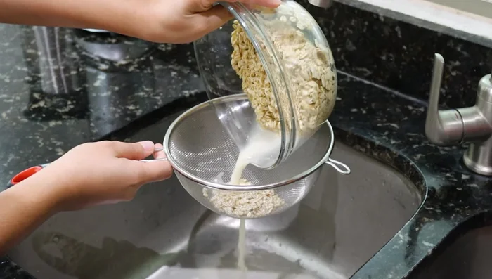Cuela la avena para eliminar el exceso de agua.