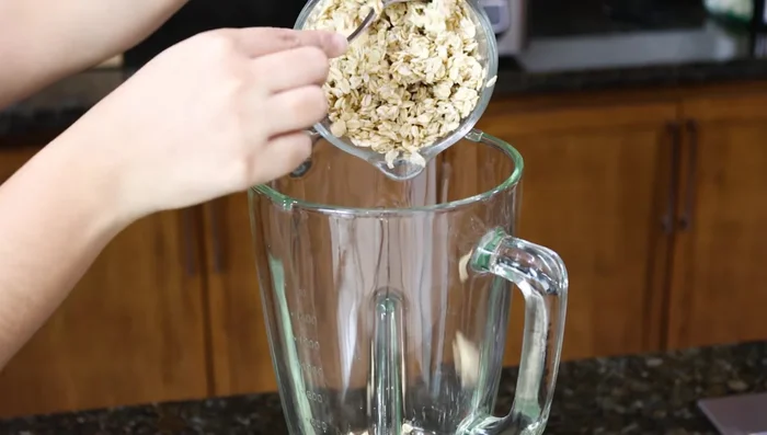 Agrega la avena húmeda a la licuadora junto con un vaso de agua fría.