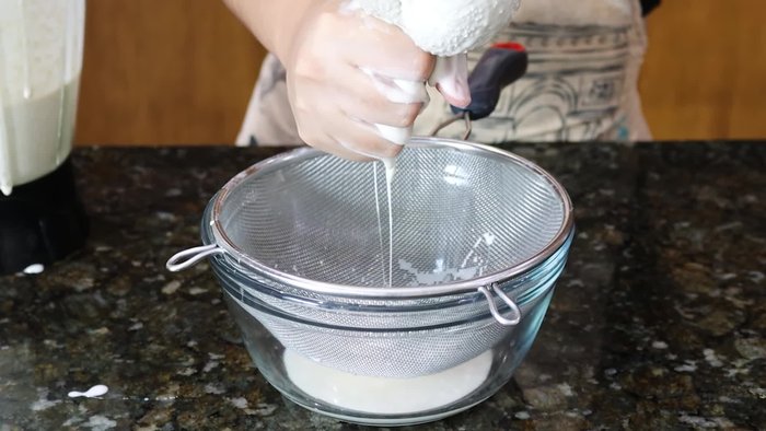 Enjuaga muy bien dos tazas de avena con agua hasta que el agua se vea limpia.
