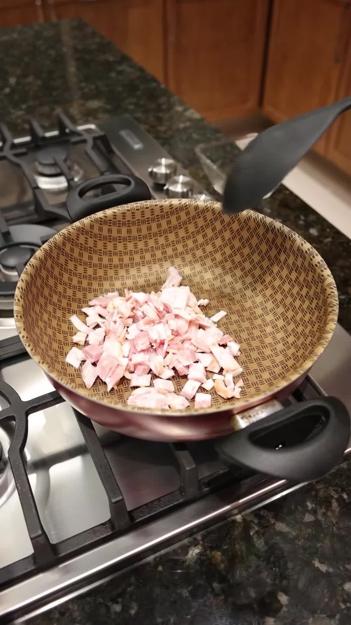 Poner en una sartén cuatro tiras de tocino bien picadito y mezclar hasta que suelte su aceite.