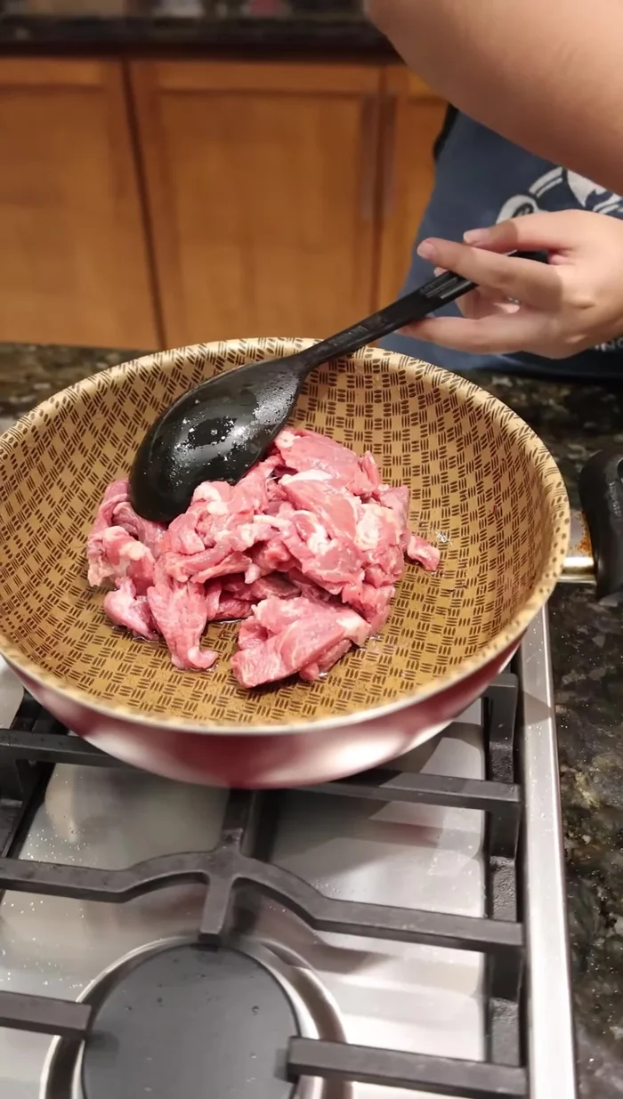 En la misma sartén donde se doró el tocino, poner medio kilo de bistec de res. Sazonar con ajo en polvo, pimienta negra recién molida y sal. Mezclar para incorporar los sabores.