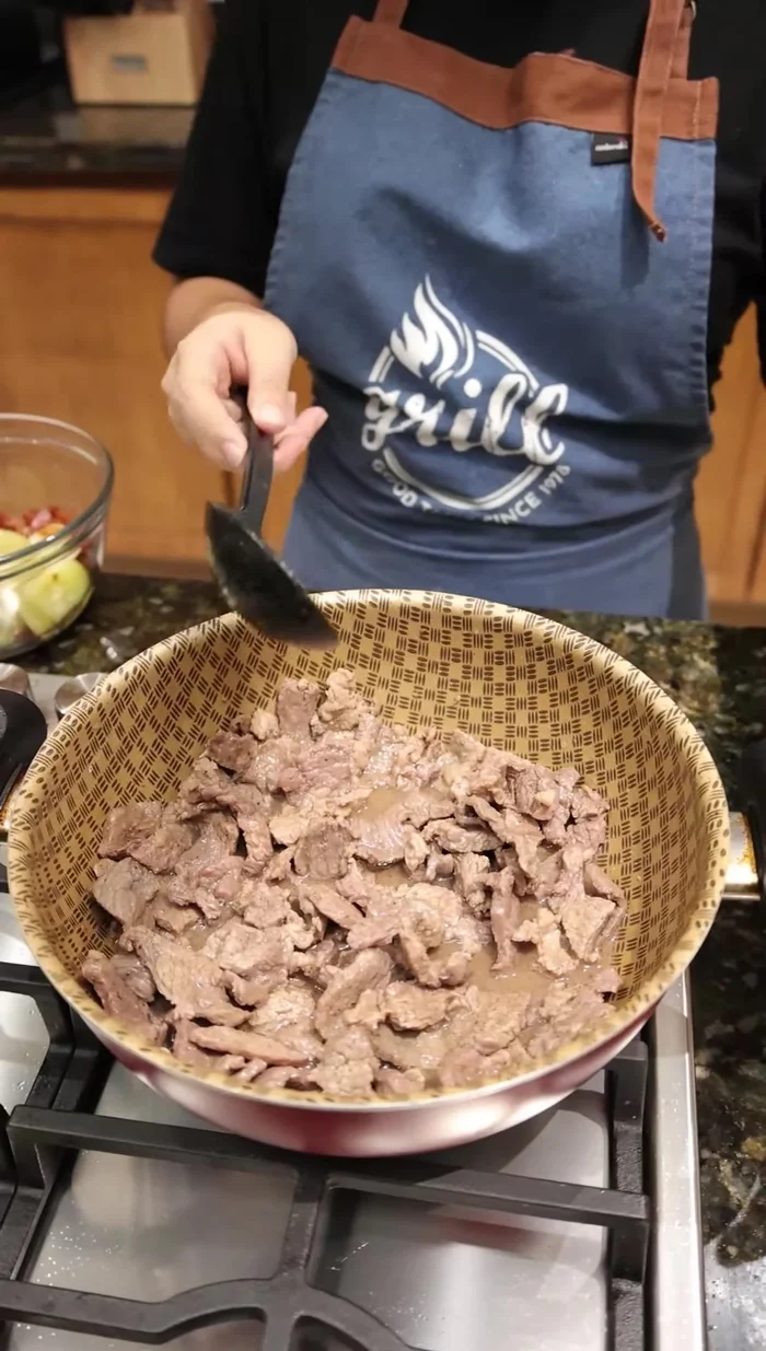 Cocer el bistec hasta que esté bien cocido y se forme un caldito.
