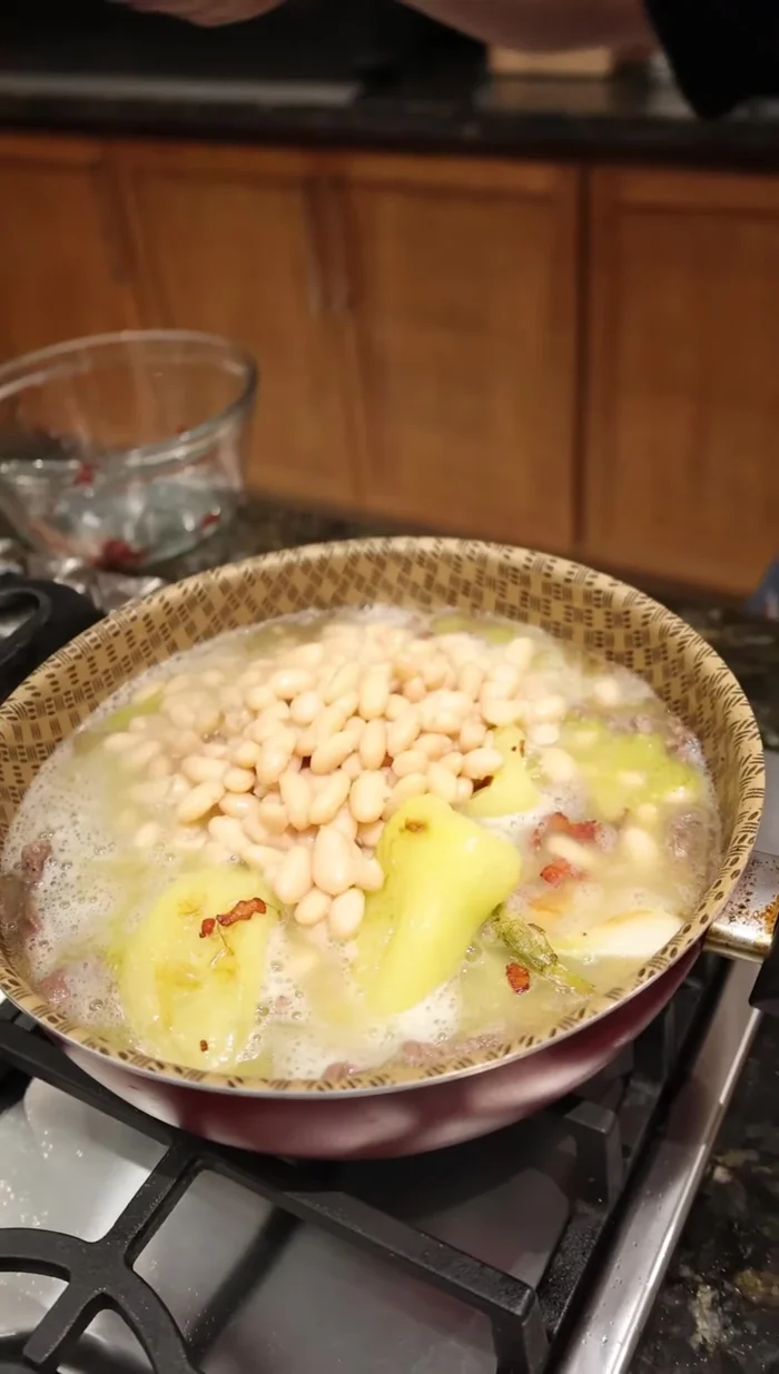 Agregar los frijoles cocidos. Mezclar para incorporar los sabores.