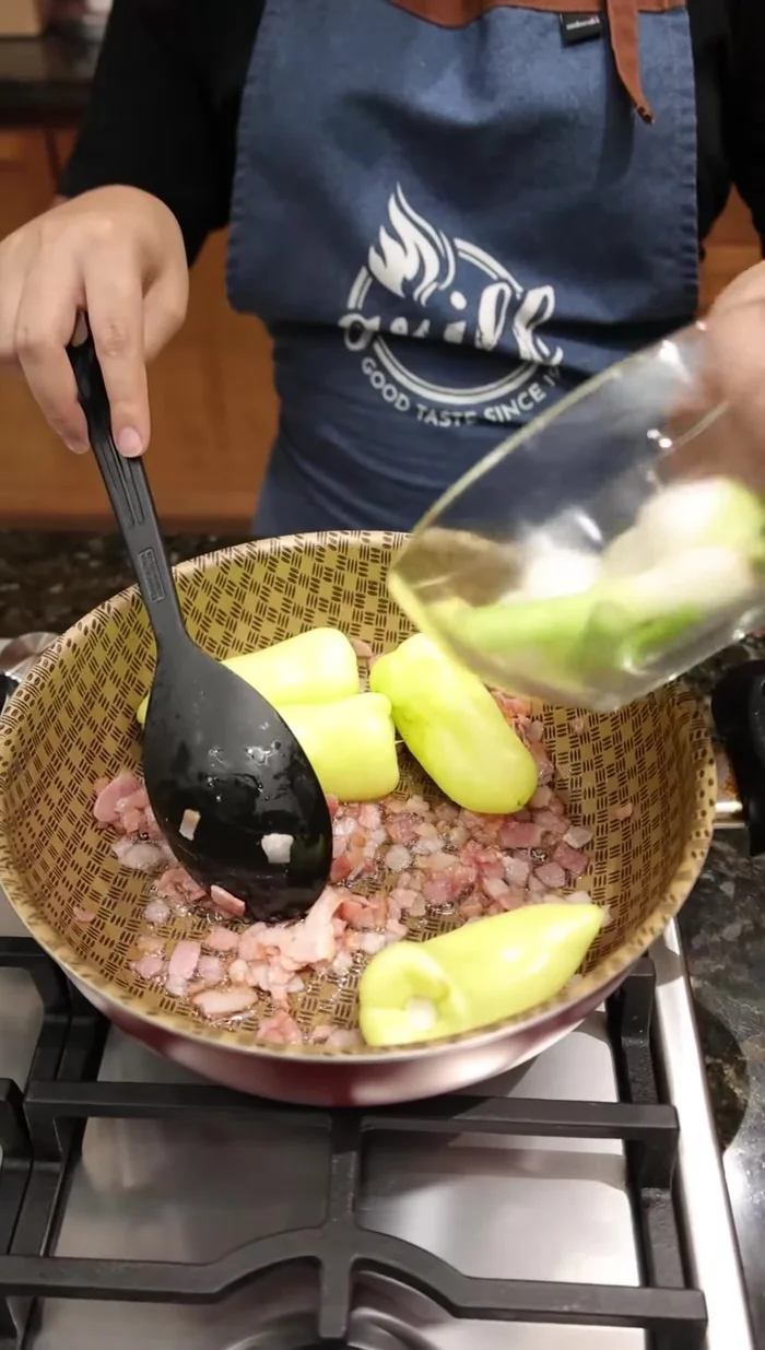 Agregar cuatro chiles güeros y cinco cebollitas cambray. Dorar hasta obtener el color deseado.