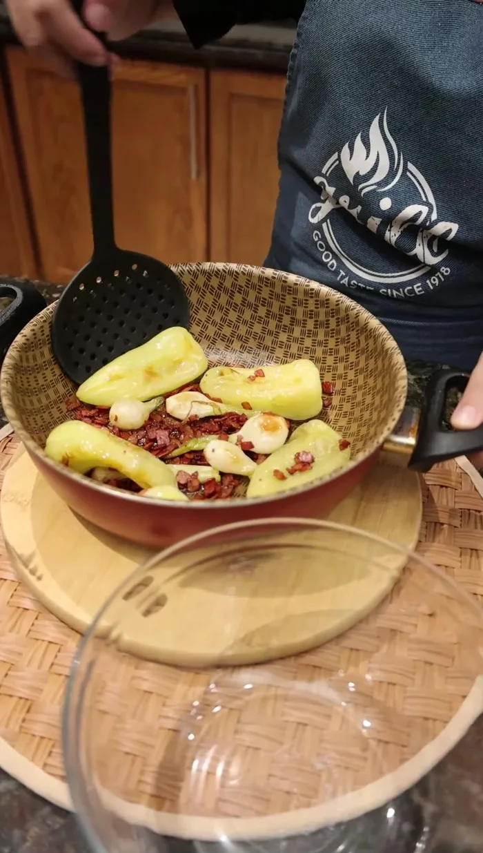 Retirar del fuego y reservar. Conservar el aceite del tocino.