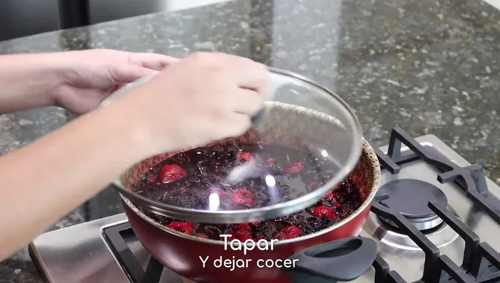 Tapa la cacerola y cocina por 5 minutos más.