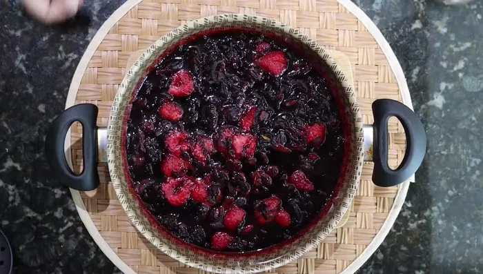 Retira del fuego y separa la Jamaica y las fresas del agua (reserva el agua).