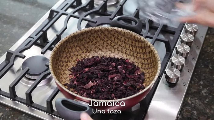 Agrega una taza de Jamaica en una cacerola y añade dos tazas de agua. Tapa y deja cocer por 5 minutos.