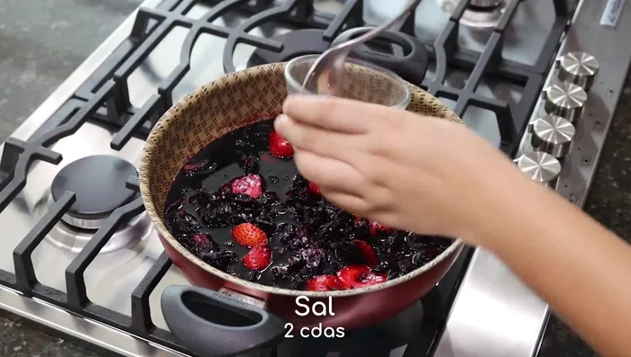 Agrega dos cucharadas de sal y media taza de Tajín. Mezcla bien.