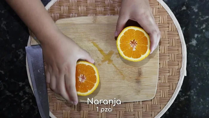 Añade el jugo de una naranja (sin semillas) y mezcla todo.