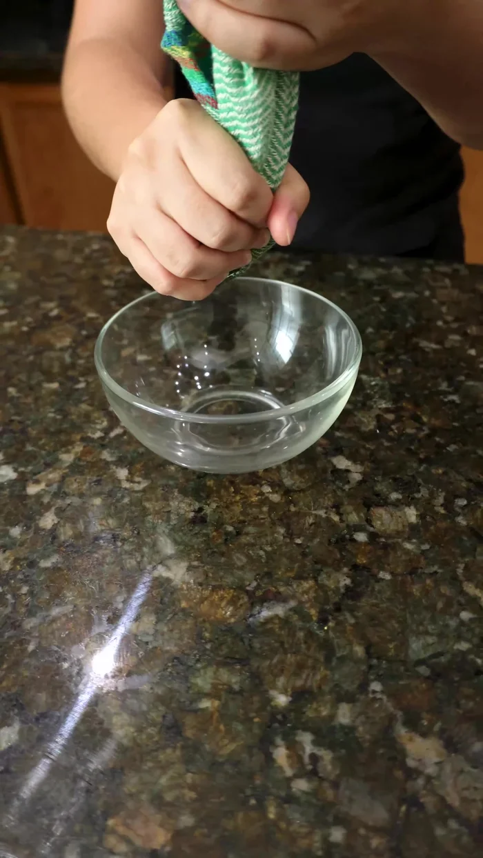 Exprime la pulpa cocida usando una franela porosa para extraer el aceite.