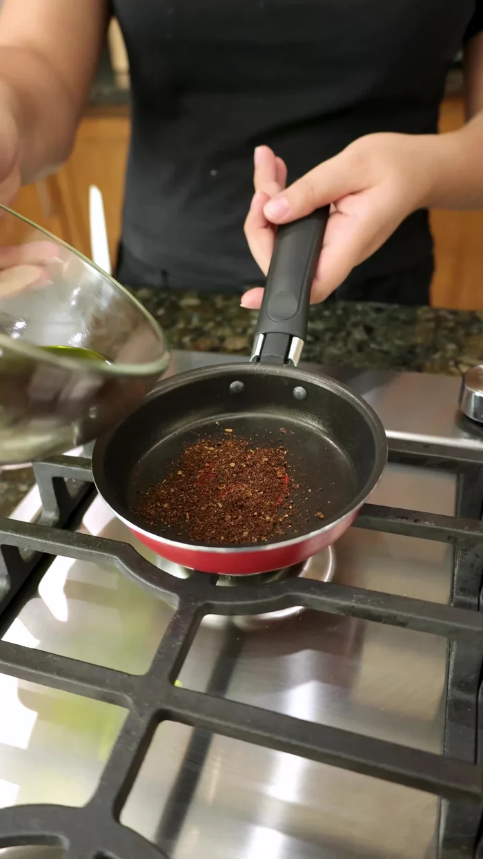 En una sartén, mezcla el aceite de aguacate extraído con el polvo de clavo a fuego bajo durante unos 5 minutos.