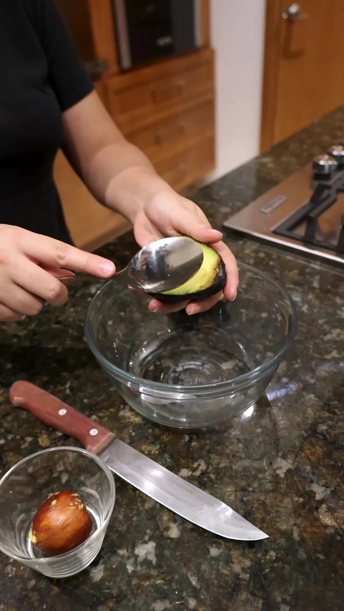 Extrae la pulpa de los aguacates con una cuchara.
