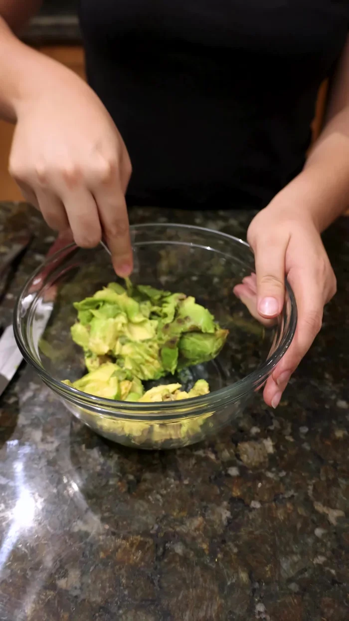 Machaca la pulpa de aguacate con un tenedor.