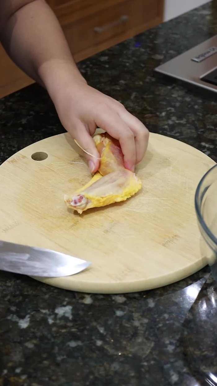 Poner las alitas en un recipiente grande, cubrirlas con agua y agregar vinagre. Dejar reposar 20 minutos.