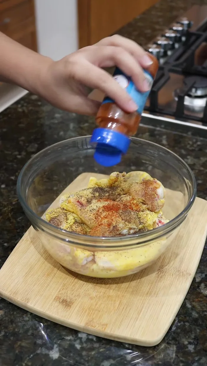 Sazonar las alitas con ajo en polvo, pimienta negra, pimentón, perejil seco, sal y harina de trigo.