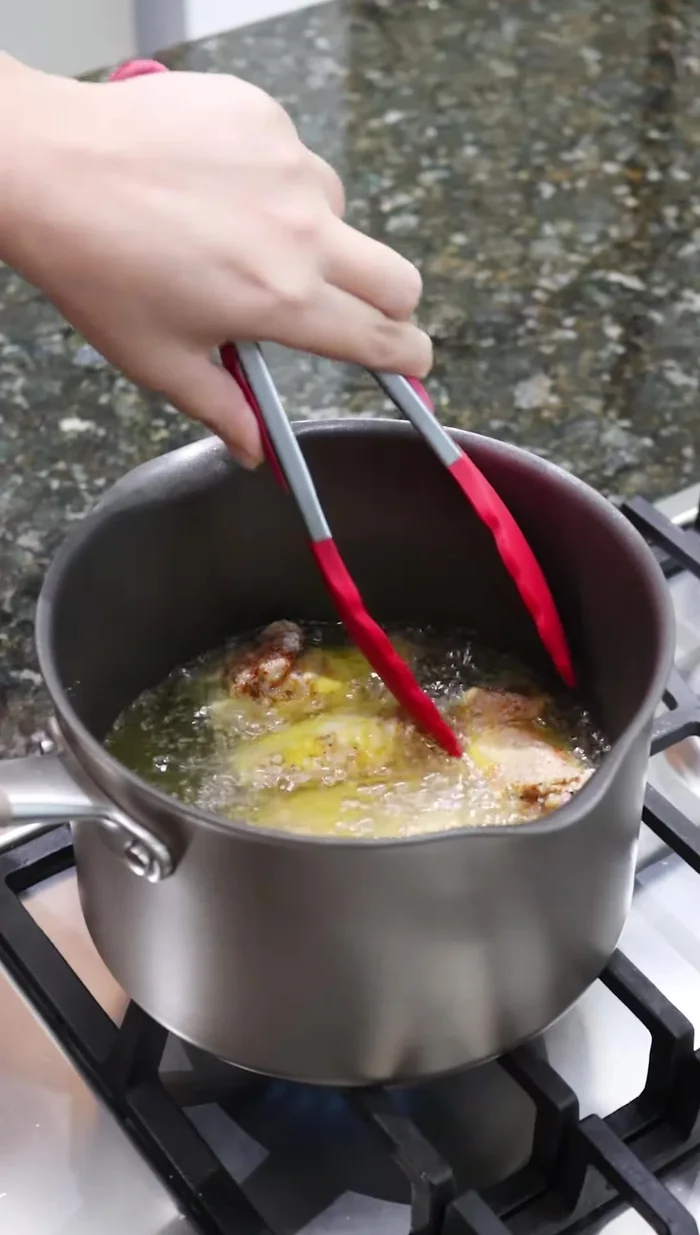 Freír las alitas en una sartén con aceite caliente durante 15-20 minutos a fuego medio hasta que estén cocidas y crujientes.