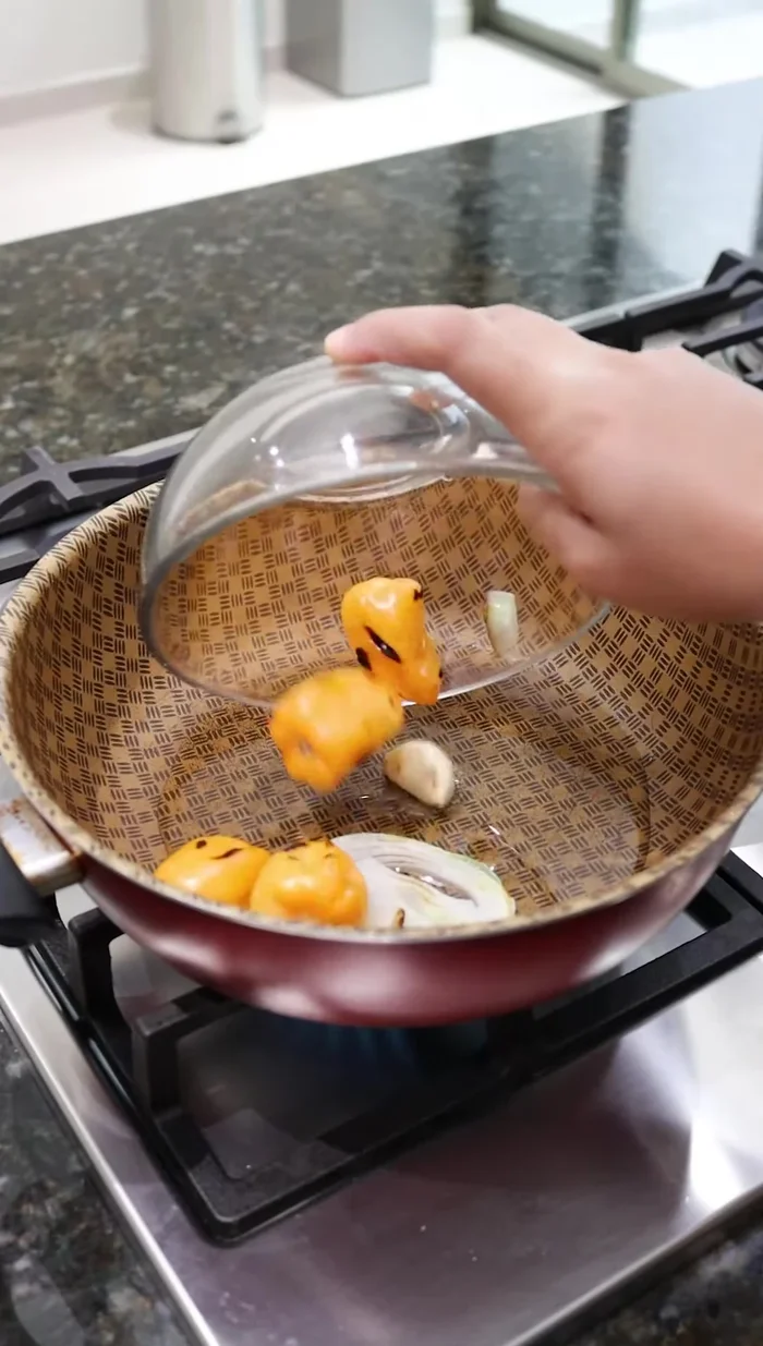 En una sartén con aceite, sofreír lo tatemado, agregar el mango en trocitos y mezclar bien.