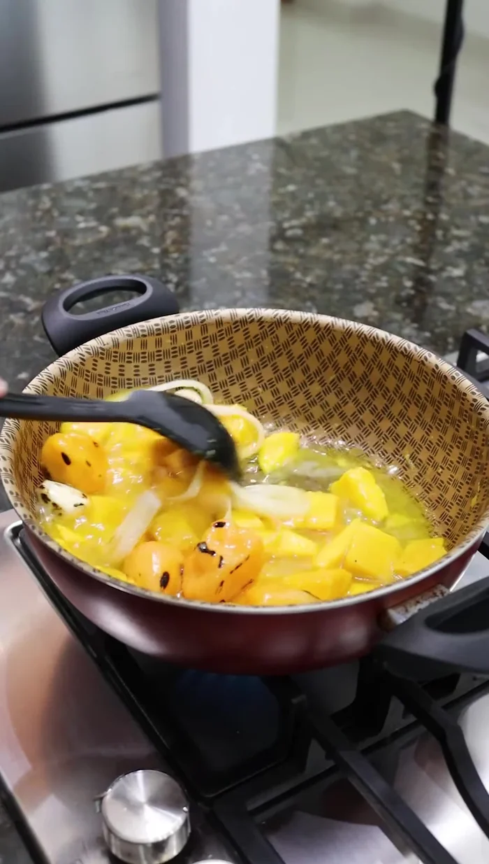Agregar 1/2 taza de jugo de mango y cocinar por 5 minutos más hasta que hierva. Retirar del fuego.