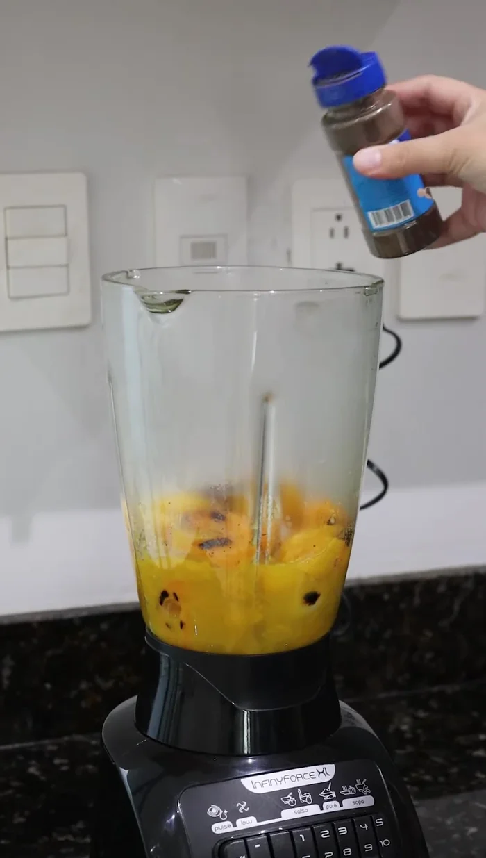 Licuar la mezcla anterior con pimienta negra, sal y 1/2 taza de catsup.