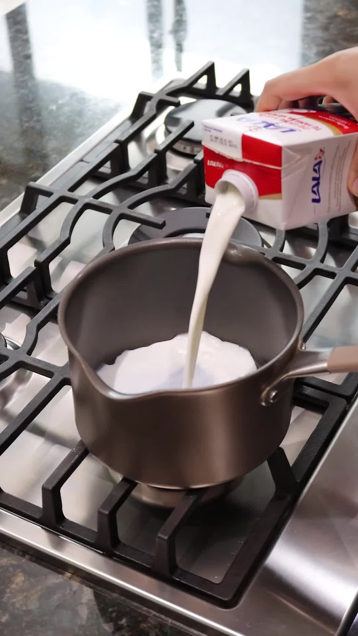 Vaciar medio litro de leche en una olla y dejarla hirviendo a fuego medio.