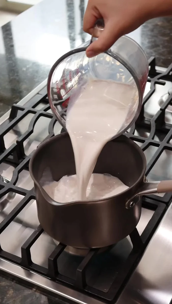 Vaciar la mezcla de huevo y maicena en la olla con la leche.