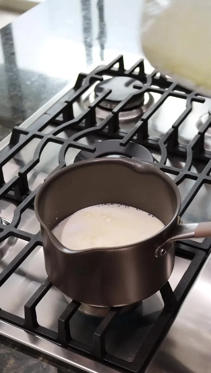 Mezclar bien a fuego medio durante unos 5 minutos hasta que la mezcla espese.